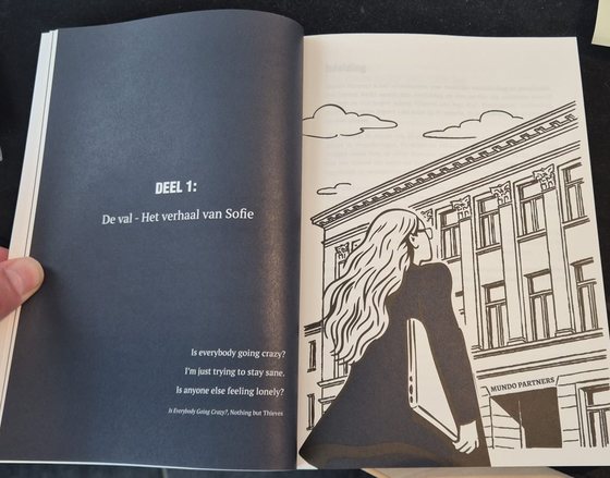 Het opengeslagen boek bij de titelpagina van deel 1, met de tekening van Sofie voor het gebouw van Mundo Partners