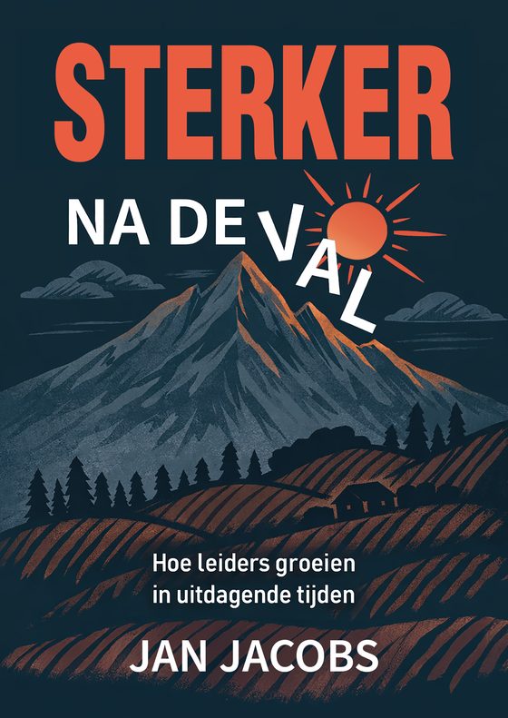 Cover van Sterker na de val: een berglandschap bij zonsopgang in donkerblauw en oranje