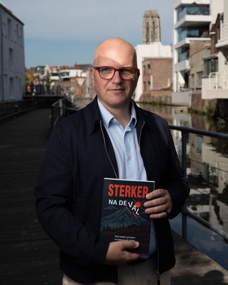 Jan Jacobs met Sterker na de val in de hand, aan de Dijle in Mechelen