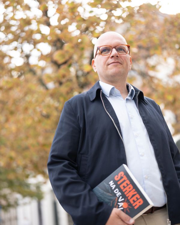 Jan Jacobs met Sterker na de val onder de arm, langs het water in Mechelen